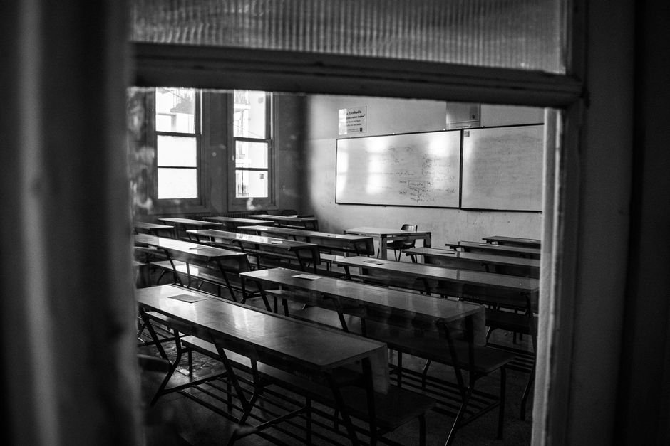 Zwei Lernende arbeiten gemeinsam an Notizen für einen Englisch-Kurs