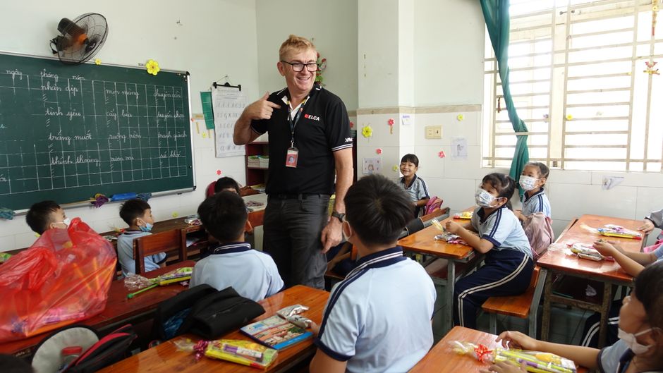 Teilnehmende Person im Englisch Kurs: Porträt einer Person im Unterrichtskontext