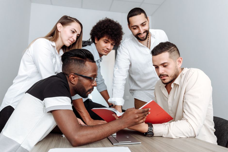 Porträt einer Lehrkraft in professioneller Arbeitsumgebung