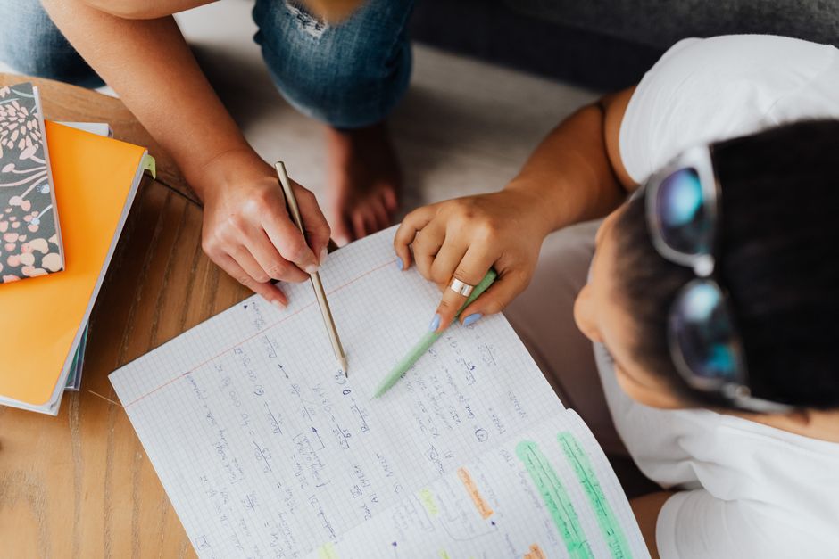 Lehrkraft für Englisch Sprachkurse mit Fokus auf Wortschatz und Grammatik im Kontext